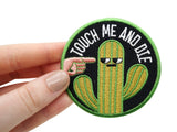 Frauenhand hält den Kaktus Patch