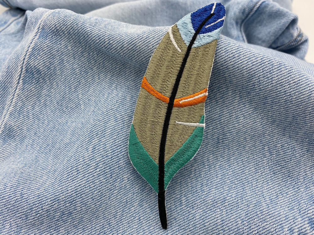 Feder Patch auf blauer Jeans