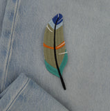 Feder Patch auf hellbaluer Jeans