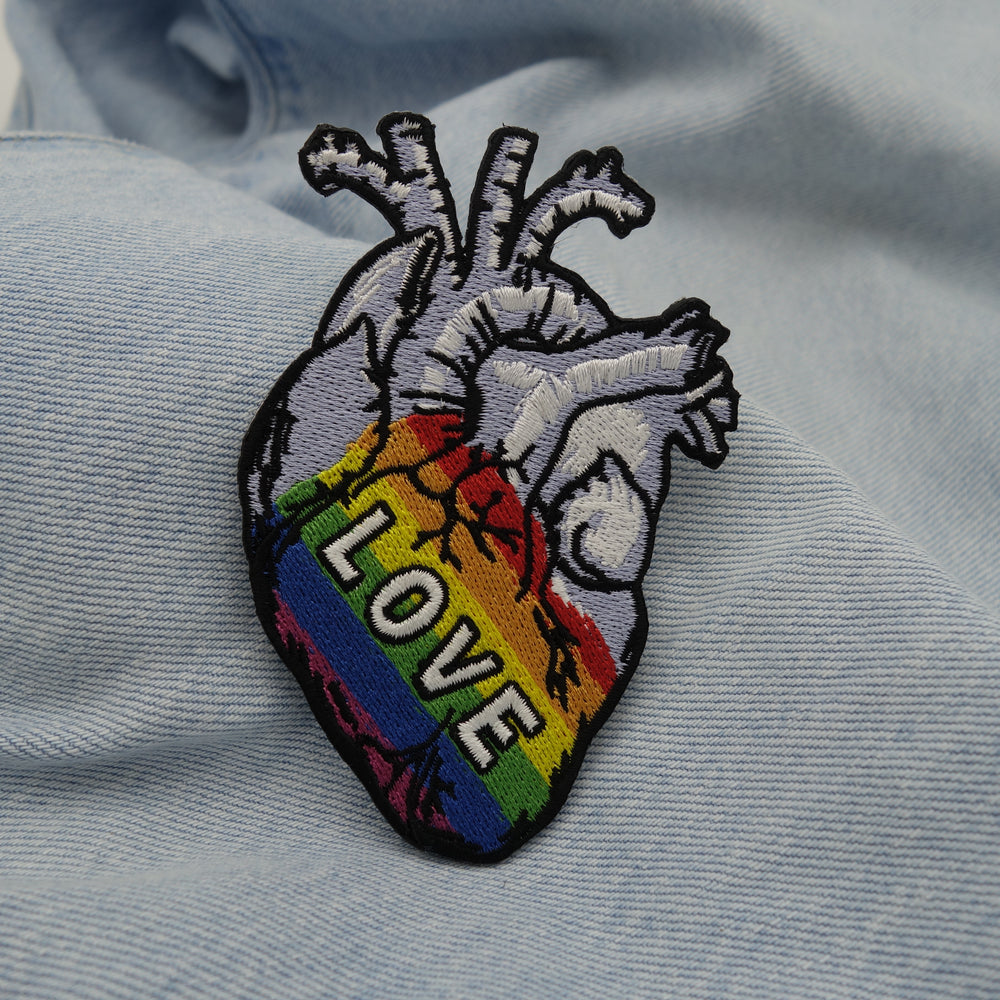 Herz Patch auf hellblauer Jeans