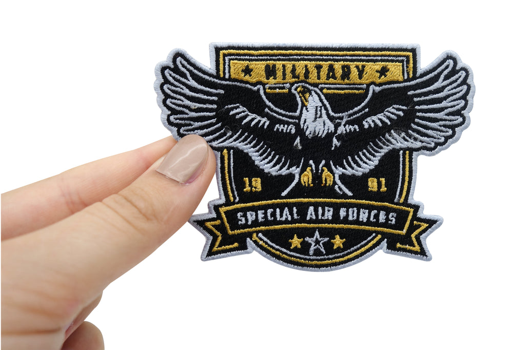Frauenhand hält das Air Forces Adler Abzeichen Patch