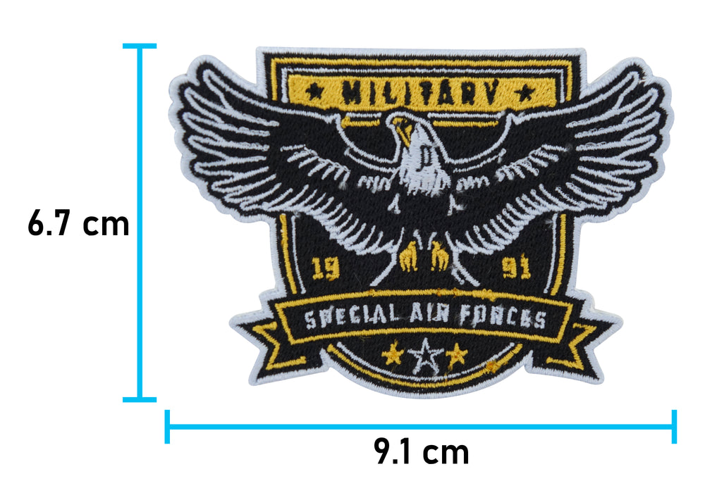 chwarzes und gelbes Air Forces Adler Abzeichen mit den Maßen 6,7 x 9,1 cm.
