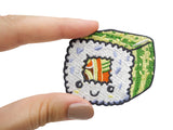 Hand hält grün-weißen Kawaii Sushi Patch