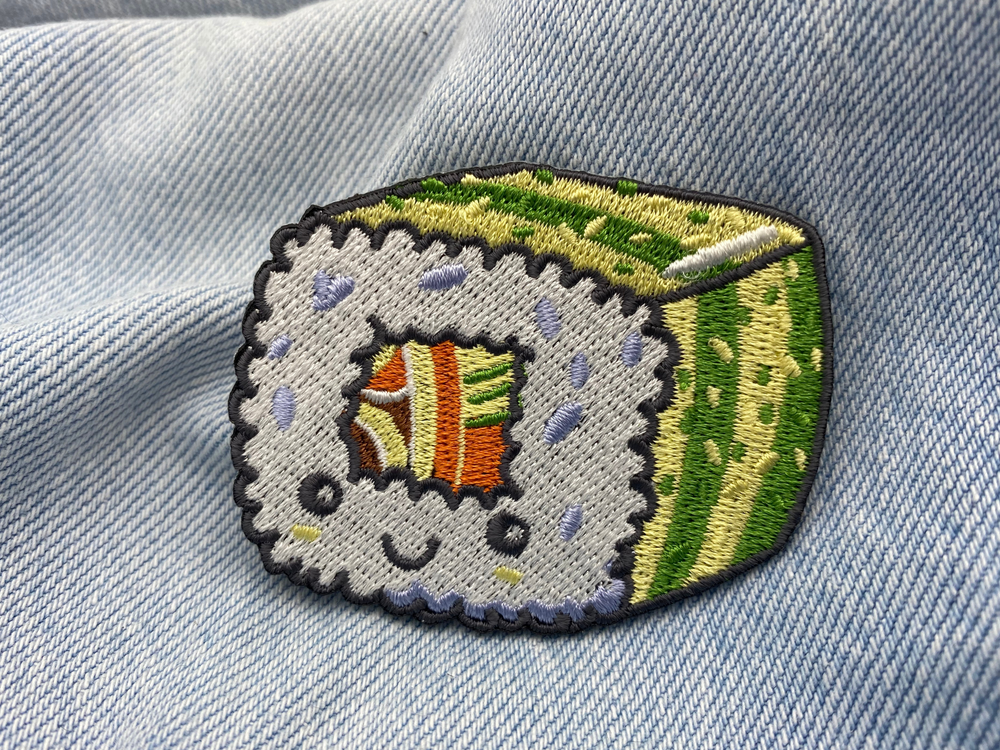 Grün-weißer Kawaii Sushi Patch auf blauer Jeans