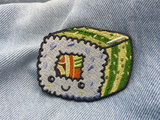 Grün-weißer Kawaii Sushi Patch auf blauer Jeans