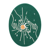 Grüner Mondfinsternis Patch mit zwei Händen