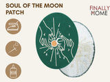 Front- und Rückansicht des Mondfinsternis Patches, Firmenlogo „Finally Home“, Icons für Aufbügeln, Aufnähen und Aufkleben mit Textilkleber