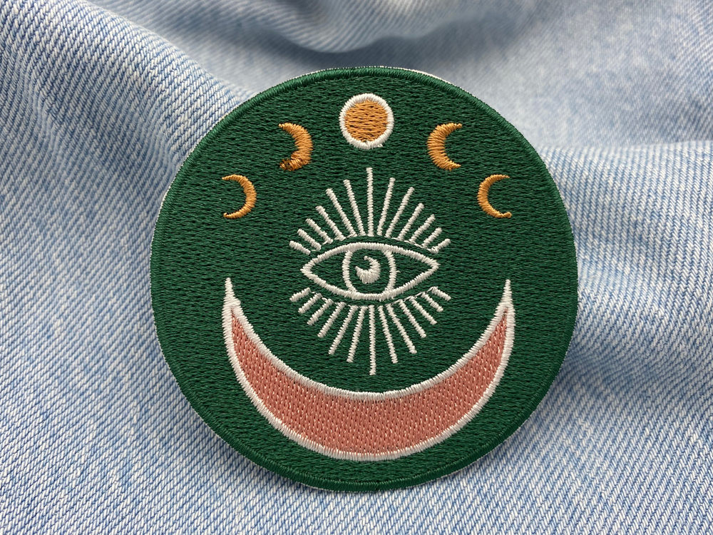 Grüner Mondphasen Patch auf blauer Jeans
