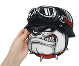 Hand hält den Bulldogge Bügelpatch