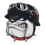 Schwarze und weiße Bulldogge mit Helm und Halsband Rückenpatch.