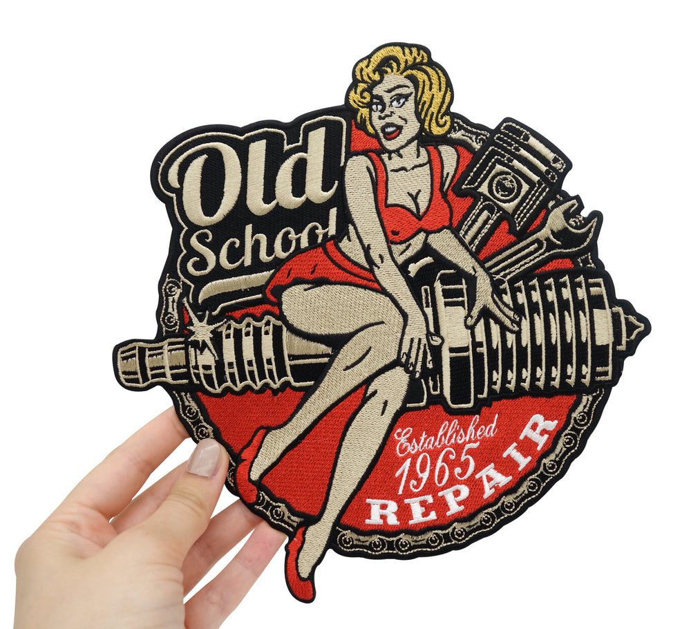 Hand einer Frau hält den roten Old School Biker Rückenpatch