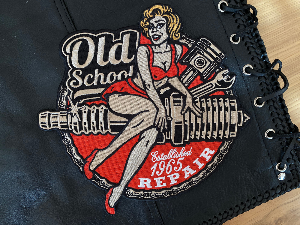Roter Old School Biker Rückenpatch auf einer Lederweste