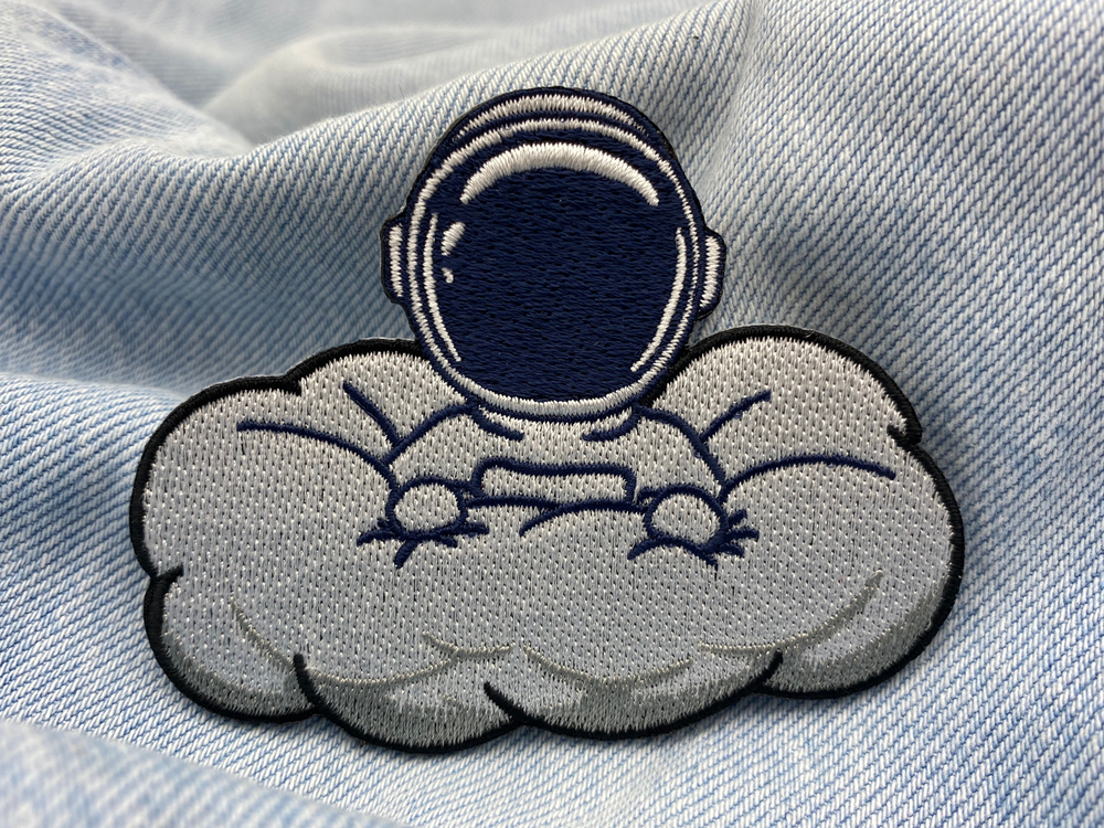 Weißer Astronauten-Patch auf blauer Jeans – stylischer Akzent