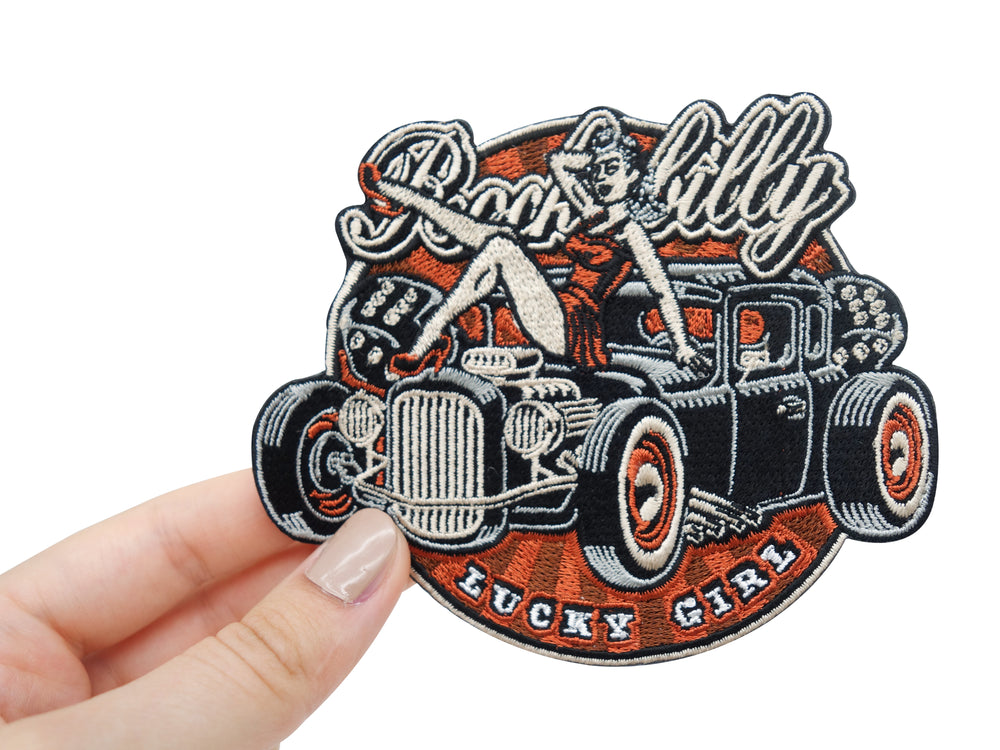 Frauenhand hält Retro Patch