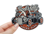 Frauenhand hält Retro Patch