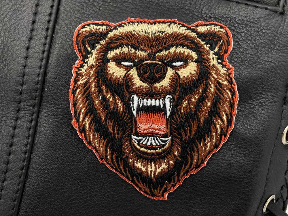 Grizzly Bär Patch auf schwarzer Lederweste