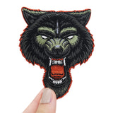 Wolf Patch in Frauenhand