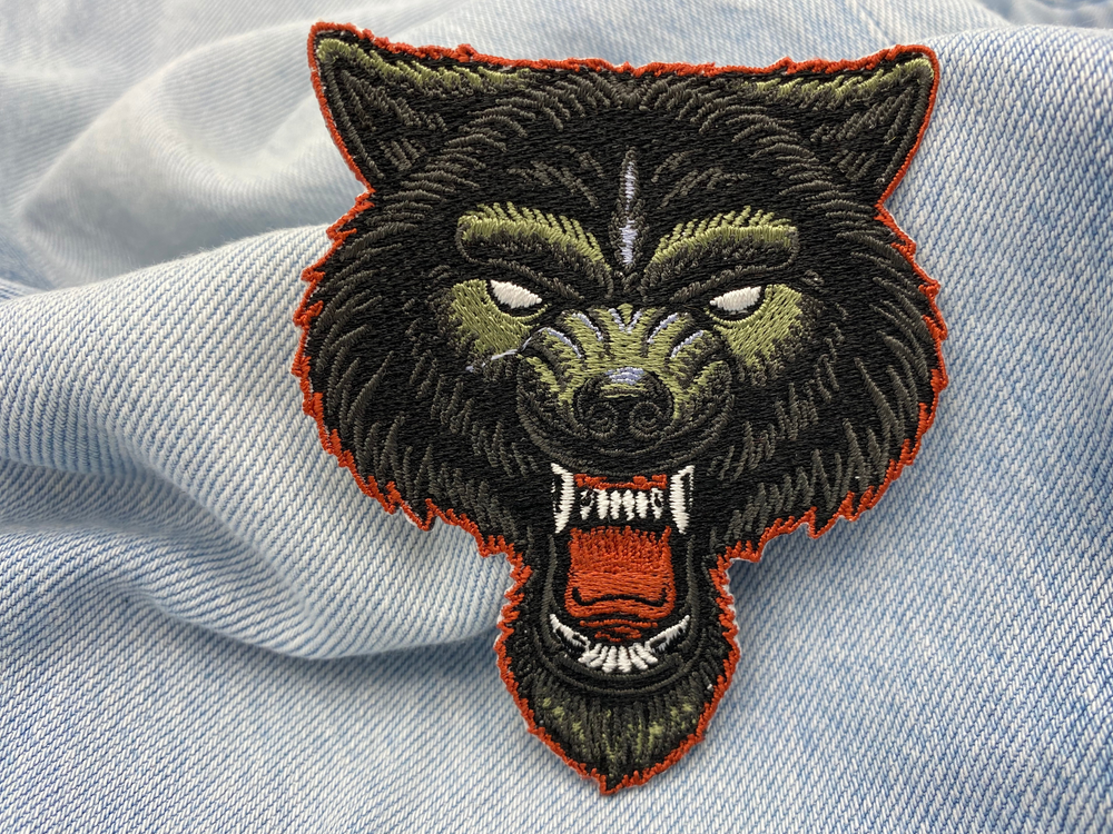 Wolf Patch auf blauer Jeans