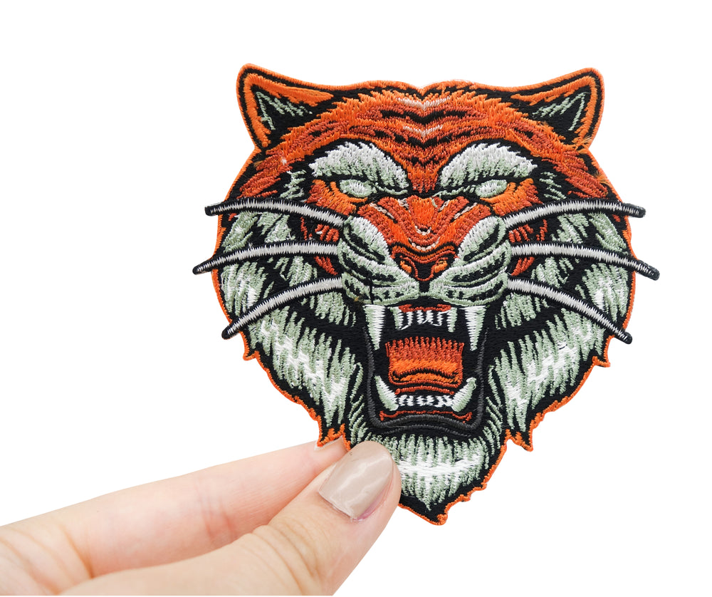 Tigerkopf Biker Patch in Frauenhand