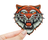 Tigerkopf Biker Patch in Frauenhand