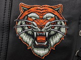Tigerkopf Patch auf schwarzer Lederweste aufgebügelt