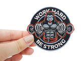 Frauenhand hält den Gorilla Patch