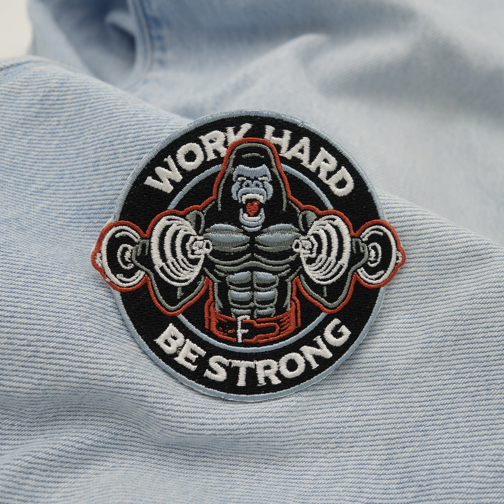 Gorilla Patch auf hellblauer Jeans