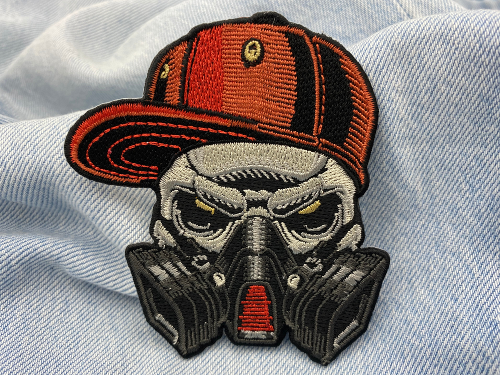 Totenkopf Bügelpatch auf blauer Jeans