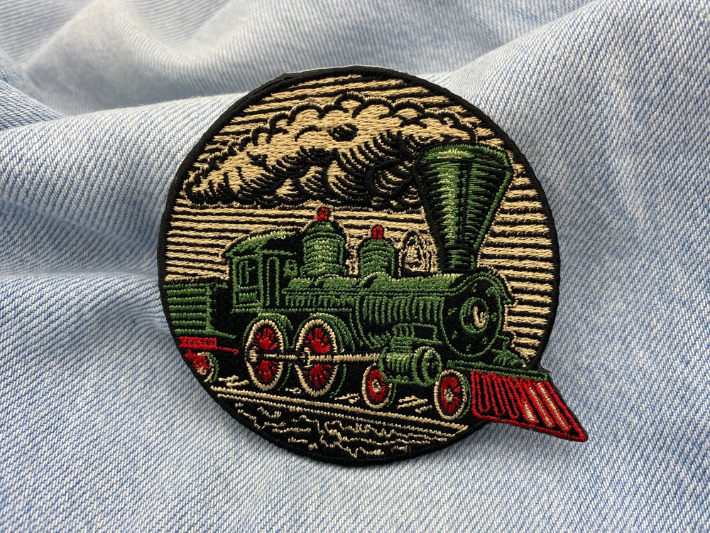 Grüner Eisenbahn Zug Patch auf blauer Jeans