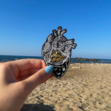 Meerliebhaber Patch in einer Frauenhand mit einem Strand im Hintergrund