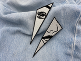 Broken Face Patch auf blauer Jeans