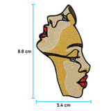 Beiger Line Art Bügelpatch mit Maßen 8,8 x 5,4 cm
