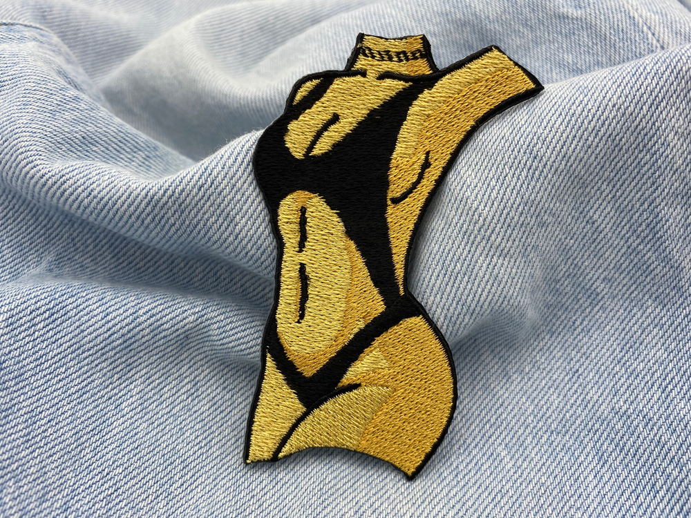 Der Frauenkörper Patch auf einer blauen Jeans