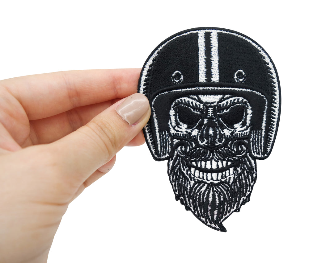 Frauenhand hält den Biker Patch
