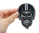 Frauenhand hält den Biker Patch