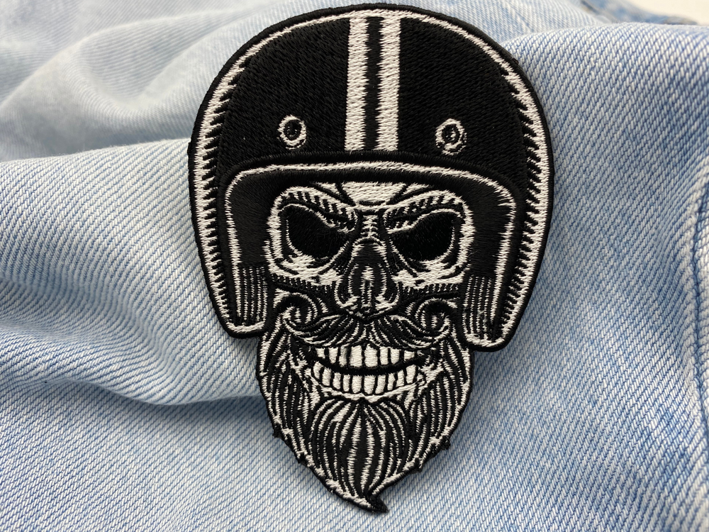 Biker Patch auf hellblauer Jeans