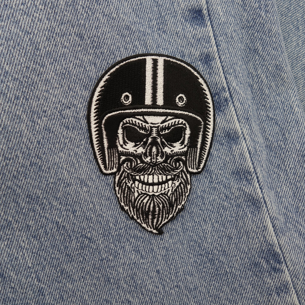 Totenkopf Biker Patch auf blauer Jeans aufgebügelt