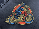 Lone Wolf Biker Patch auf schwarzer Lederweste aufgebügelt