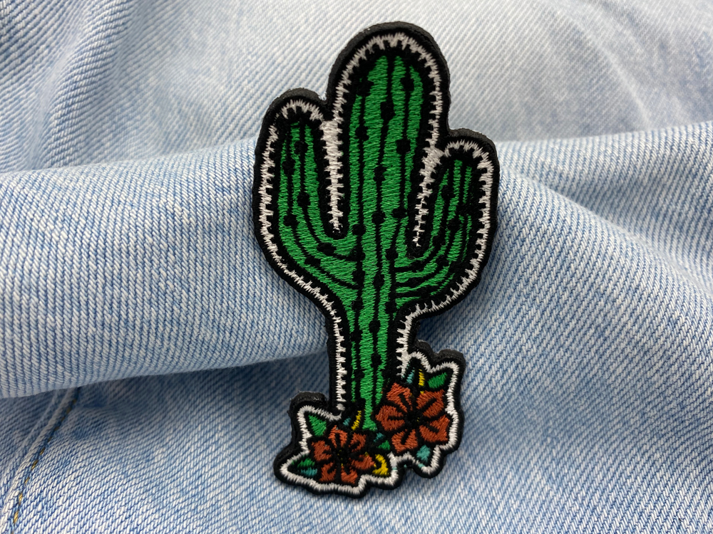 Kaktus Blumen Patch auf blauer Jeans