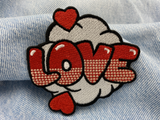 Love Comic Style Patch auf blauer Jeans