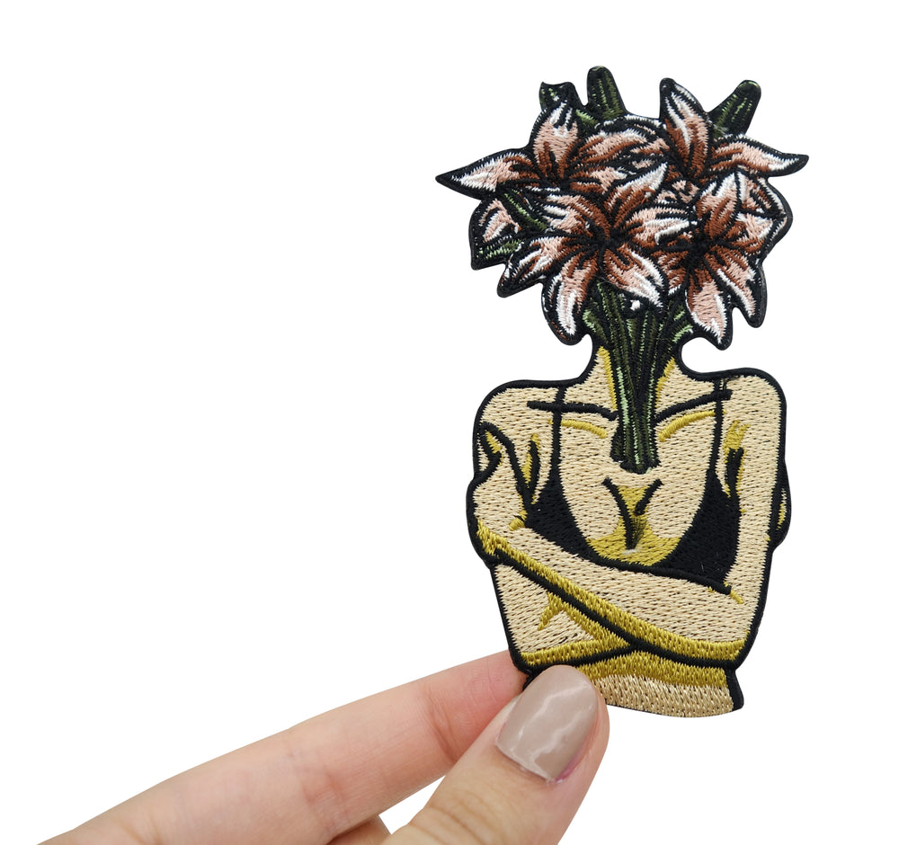 Der Patch gehalten von einer Frauenhand