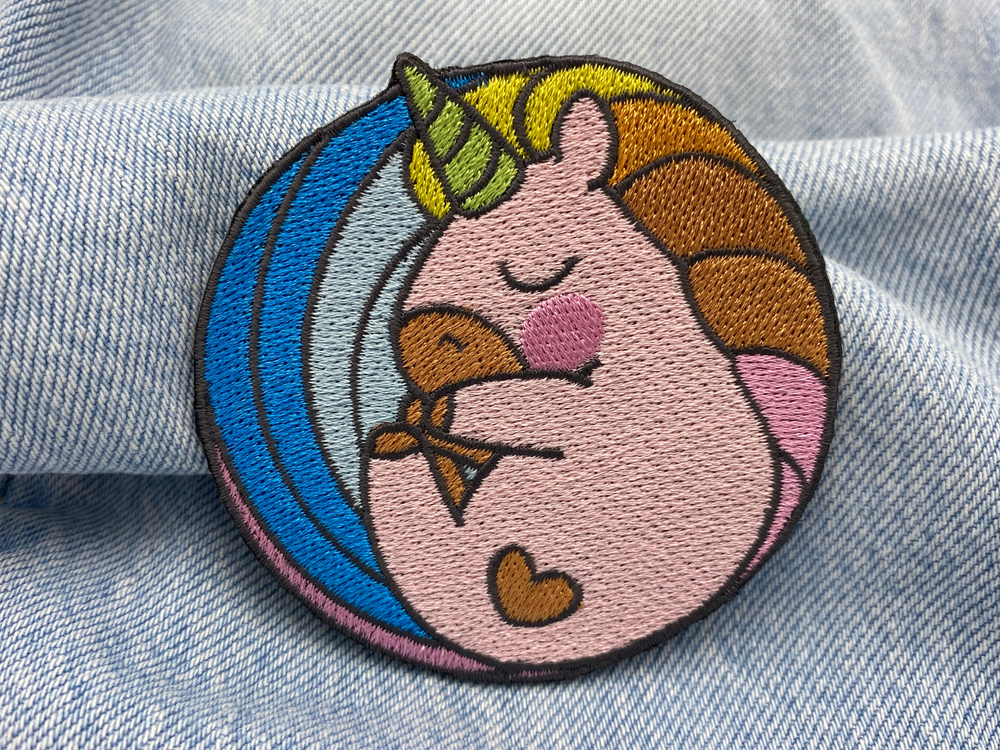 Baby Einhorn Patch auf blauer Jeans