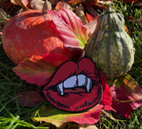 Vampir Kussmund Patch mit herbstlichem Hintergund