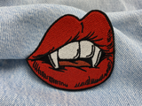 Vampir Kussmund Patch auf blauer Jeans