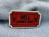 Höllen Ticket Patch auf blauer Jeans