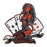 Roter Sexy Teufel auf einem Schraubenschlüssel hinter dem Kartendeck 666 Patch