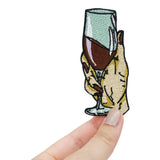Rotwein Patch gehalten von einer Frauenhand