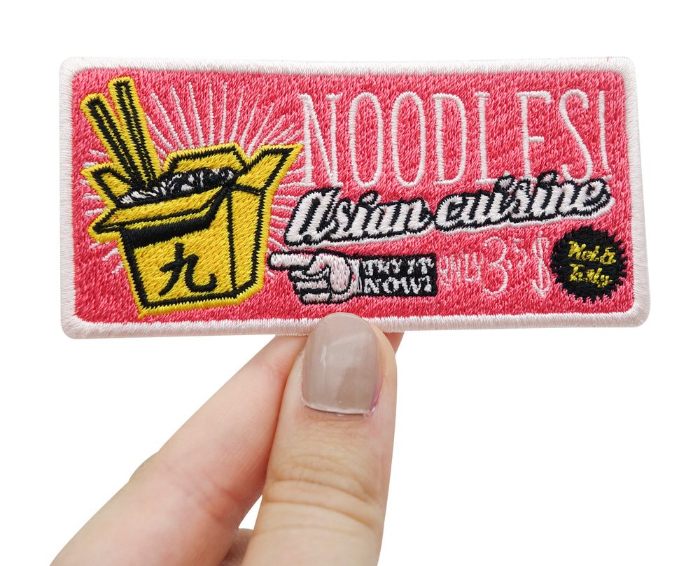Asiatischer Nudelbox Patch in Frauenhand