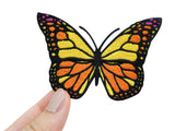 Schmetterling Patch gehalten von Frauenhand