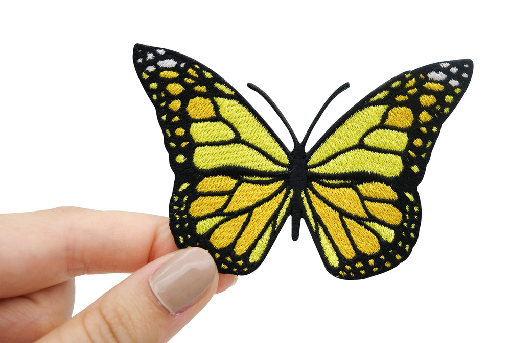 Gelber Schmetterling Patch in Frauenhand